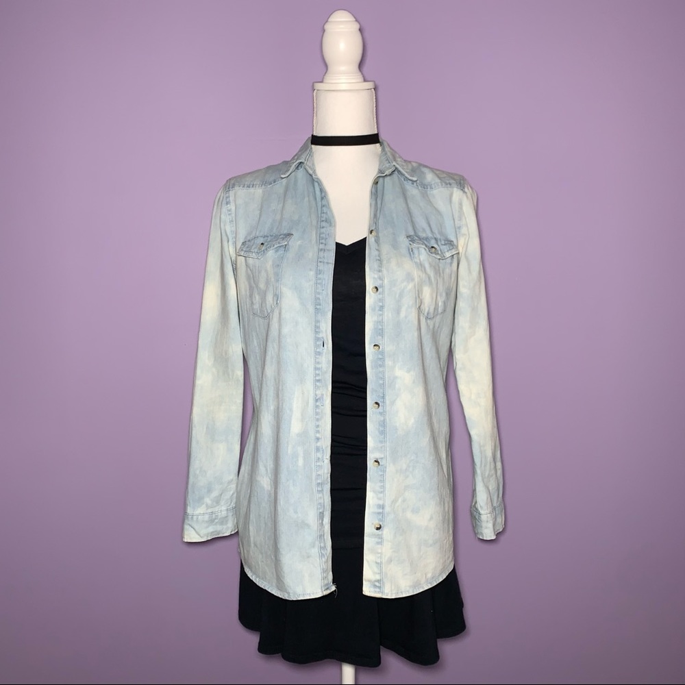 RED TULIPS Boutique Distressed Chambray Denim Long Sleeve Button Up Shirt Small